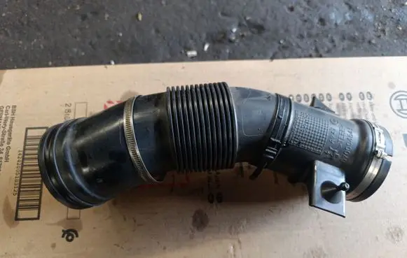 Maserati Ghibli Turbo air intake inlet pipe/hose 670004643