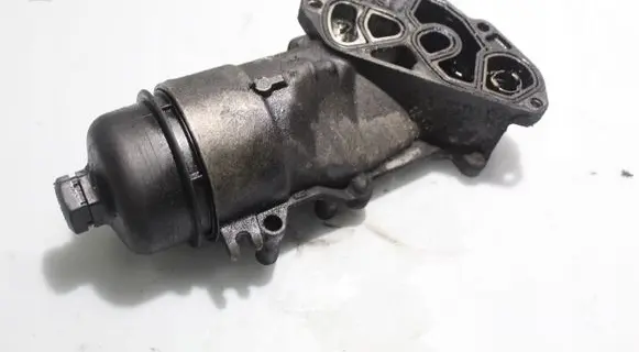Volvo C30 Oil filter mounting bracket
