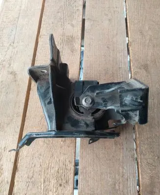 Toyota Yaris Engine mount bracket