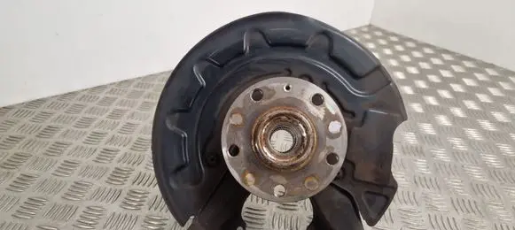 Volkswagen Golf VII Front wheel hub