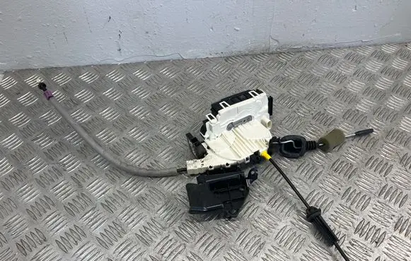 Mercedes-Benz C W204 Front door lock A2047201835