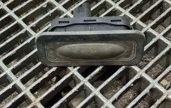Renault Captur Tailgate opening switch 8200076256 88000001