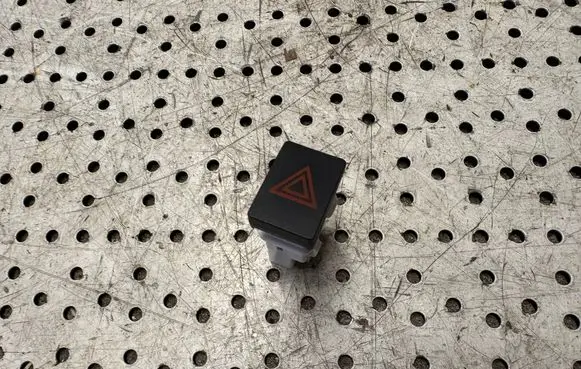 Nissan Qashqai Hazard light switch 