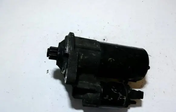 Volkswagen Golf IV Starter motor 001121006