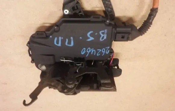 Volkswagen PASSAT B5 Front door lock 6X1837014H