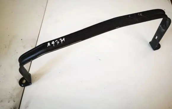 Fuel tank mounting bracket