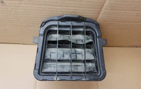 Audi A5 8T 8F Quarter panel pressure vent 8K0819161B