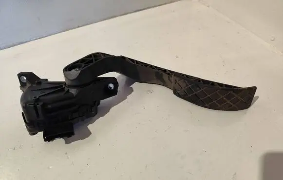 Accelerator throttle pedal