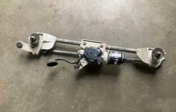 Nissan Pathfinder R51 Front wiper linkage and motor