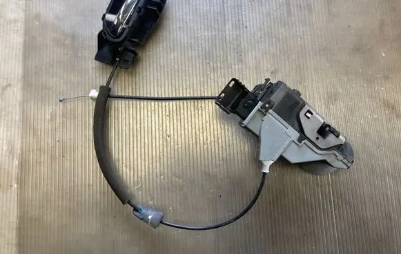 Peugeot 3008 I Front door lock PSA833318 7040W0882J7 A02324