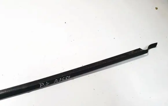 Volkswagen PASSAT B5 Front door glass trim molding 