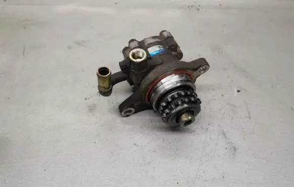 Nissan X-Trail T30 Power steering pump 1Y221070