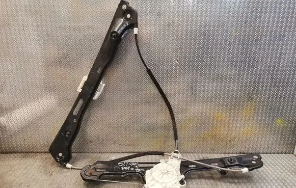 BMW 1 E81 E87 Front door electric window regulator 7067795