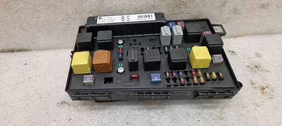 Opel Astra H Fuse module 13145039