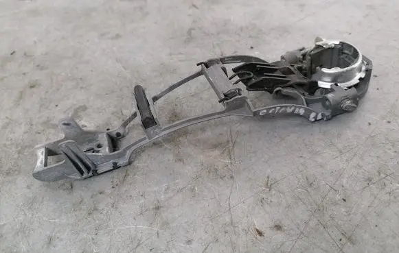 Skoda Octavia Mk2 (1Z) Front door exterior handle/bracket 1U0837885B