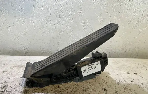 Volkswagen Golf V Accelerator throttle pedal 1K1721503P 270208 195440