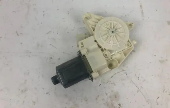 Mercedes-Benz E AMG W212 Front door window regulator motor A2129066702 C33723100