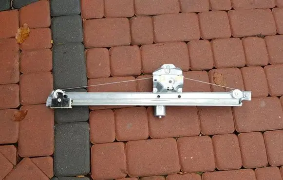 Renault Captur Front door electric window regulator 128001471