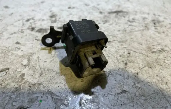 Toyota Corolla Verso AR10 Glow plug pre-heat relay 2861067010 1567000671