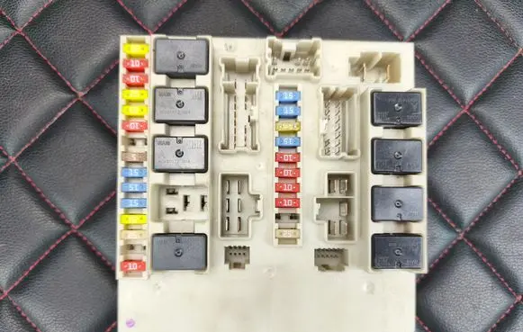 Renault Clio III Fuse box set 356231D