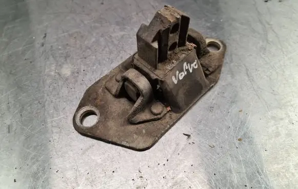 Volvo V70 Engine mount bracket 8624757