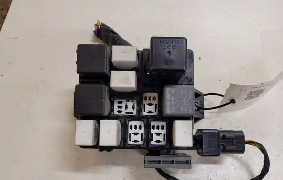 KIA Carens I Relay mounting block 