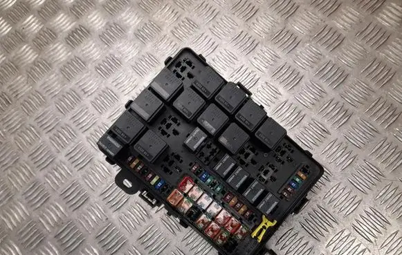 Maserati Ghibli Fuse box set 670008651