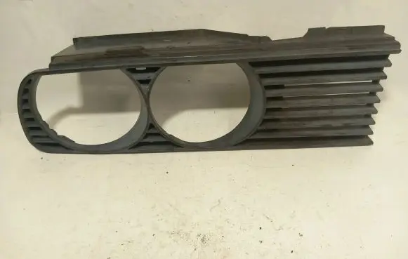 BMW 3 E30 Under headlight/headlamp trim 18760920