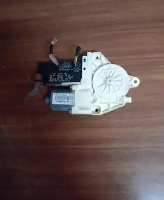 Peugeot 407 Front door window regulator motor 0130822200 1137328401