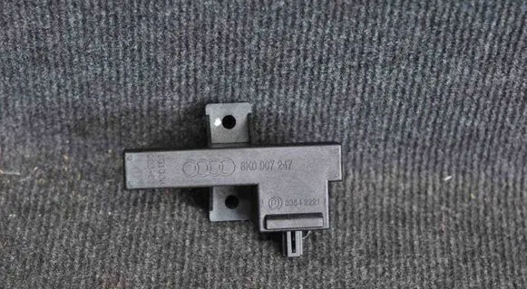 Volkswagen Touareg II Keyless system antenna 33542221 8K0907247