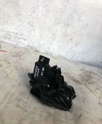 Volvo XC40 Front door lock 31440998