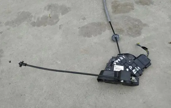 Volvo V70 Front door lock 31253658