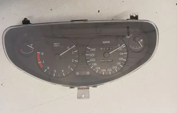 Mitsubishi Carisma Speedometer (instrument cluster) 0P0179001