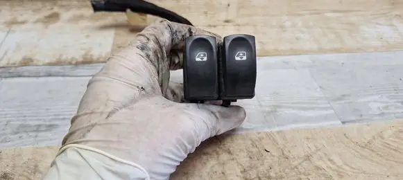 Renault Twingo II Electric window control switch