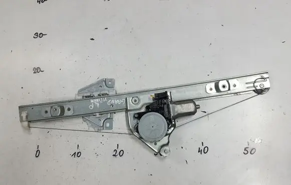 Suzuki Grand Vitara II Front door window regulator with motor