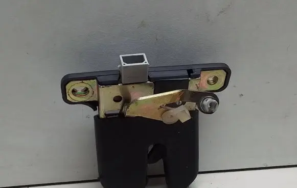 Audi A6 S6 C4 4A Tailgate/trunk/boot lock/catch/latch 4B5827505
