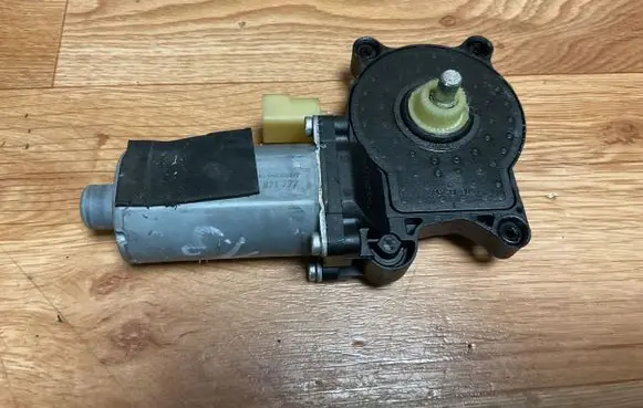 Volvo V70 Rear door window regulator motor 0130821777
