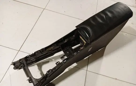 Toyota Avensis T270 Armrest 