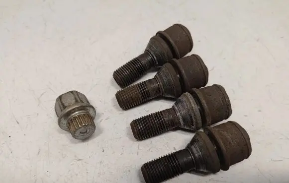 BMW X5 E53 Anti-theft wheel nuts and lock 36136752760 36136752765