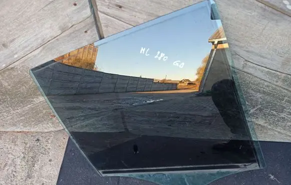 Mercedes-Benz ML W164 Rear door window glass