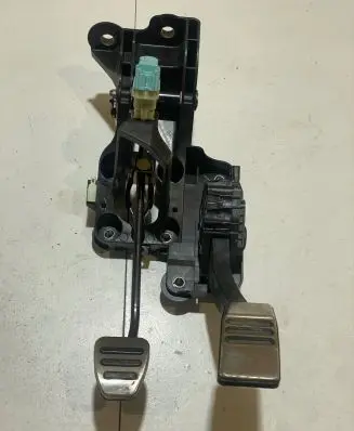 Ford Mustang VI Accelerator throttle pedal GR3C9F836AB
