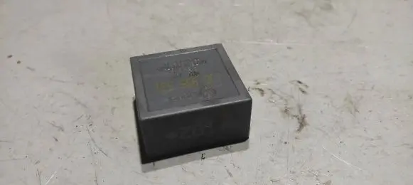 Volkswagen PASSAT B5.5 Window wiper relay 1J0955531