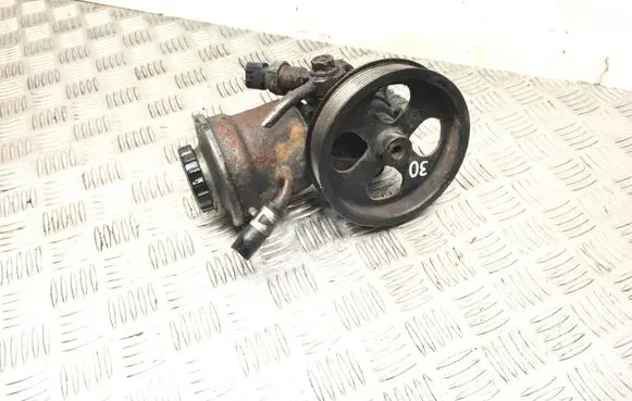 Toyota Avensis T250 Power steering pump 16J15458