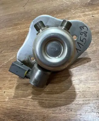BMW 1 E81 E87 Fuel injection high pressure pump 7562473 026152004 400101