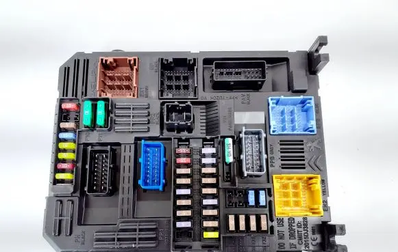 Peugeot 2008 II Fuse module 9832881080 983288108000