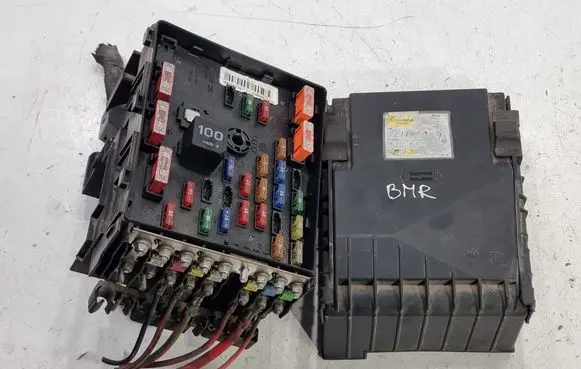 Volkswagen PASSAT B6 Fuse box set 3C0937125