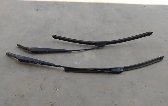Volvo S80 Front wiper blade arm