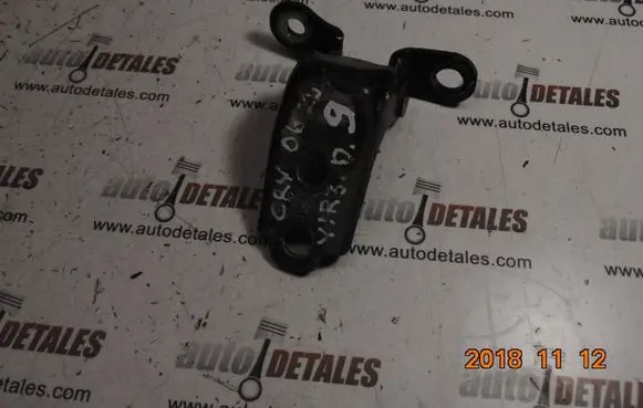 Honda CR-V Front door upper hinge