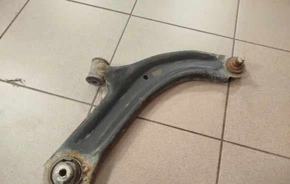 Nissan NV200 Front lower control arm/wishbone 