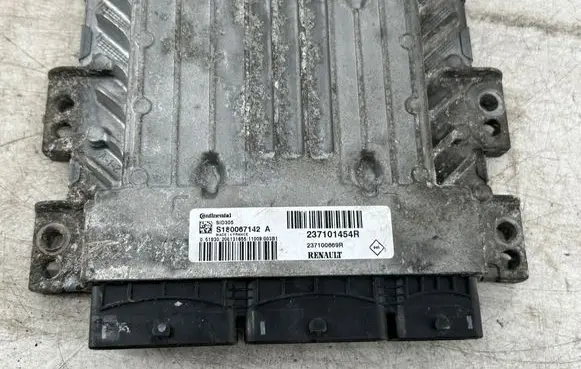 Renault Megane III Engine control unit/module S180067142A 237100669R 237101454R